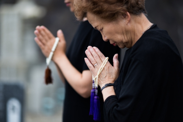 数珠 合掌 墓参り