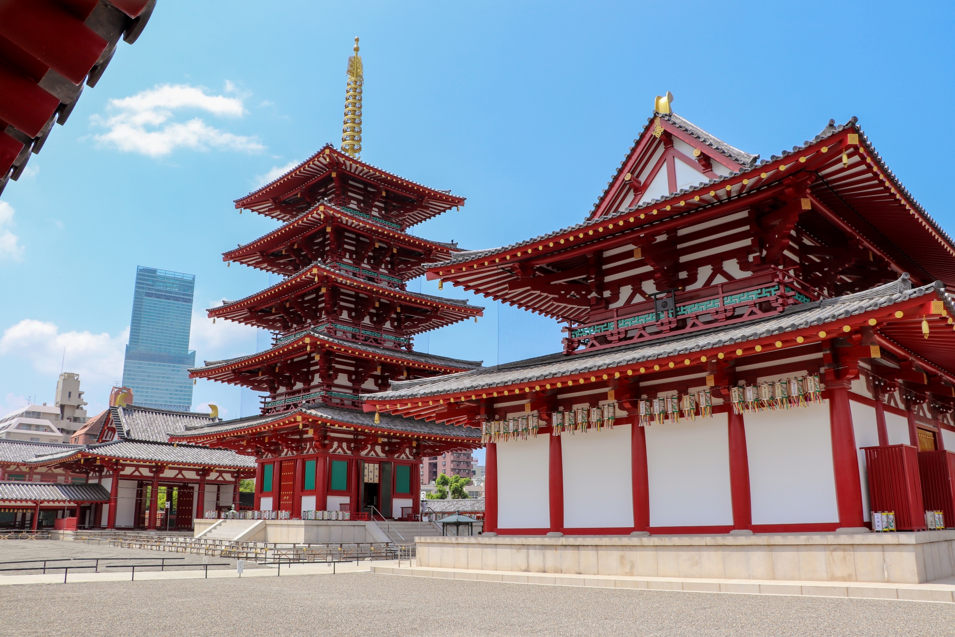 四天王寺　金堂と五重塔