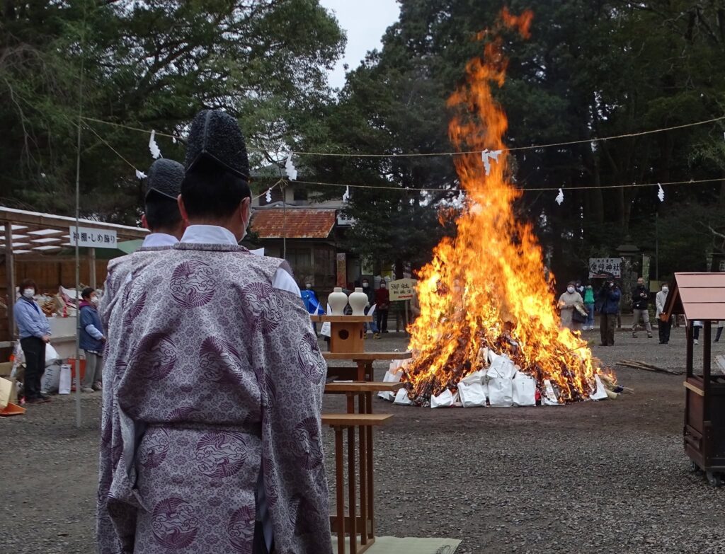 常磐神社「古神札焼納祭」|水戸市