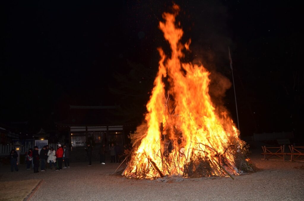 奈良県護国神社「御火焚祭(大とんど)」|奈良市