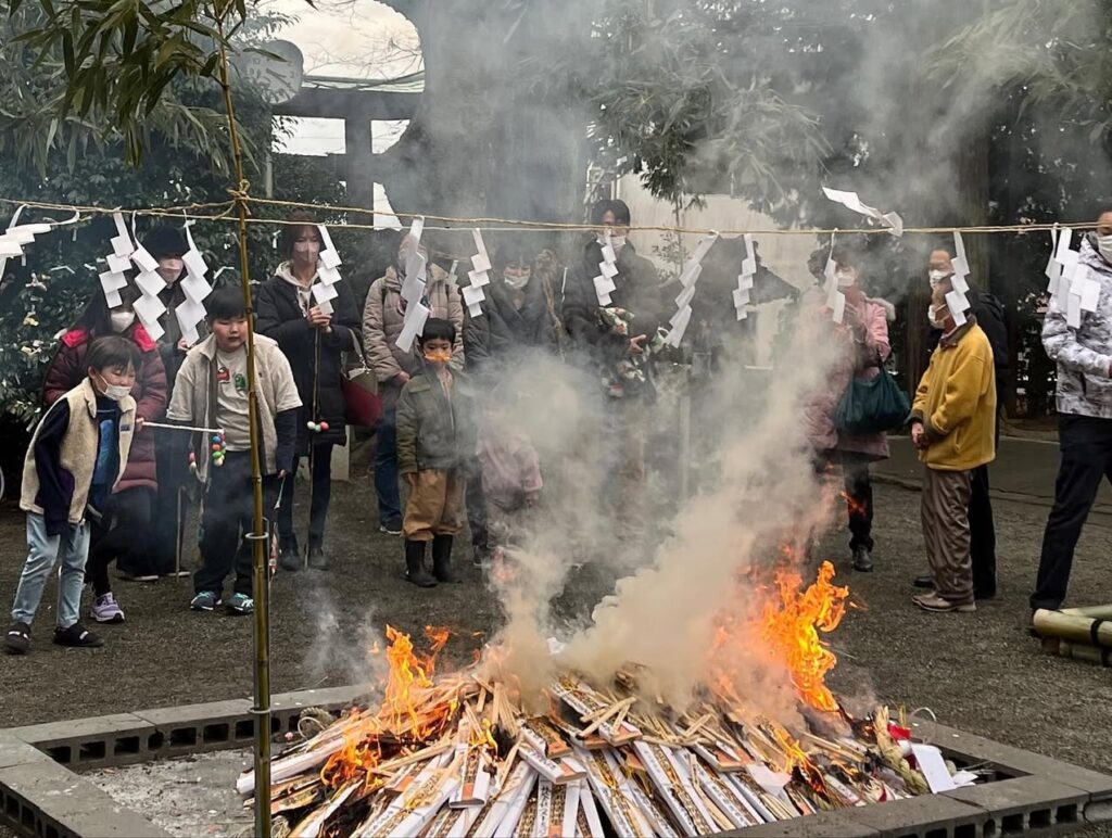 比々多神社「どんど焼き・古札焼納祭」｜伊勢原市