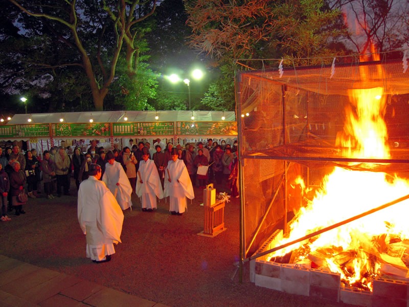 検見川神社「どんと祭（古神札焼納祭）」｜千葉市花見川区