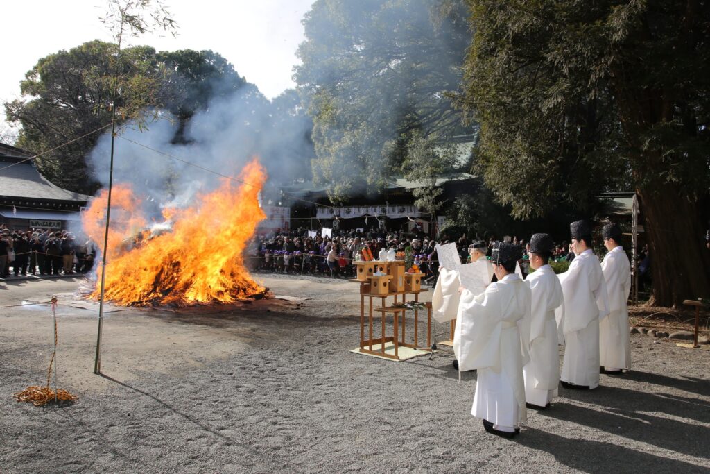 大宮八幡宮「古神矢・古神札等焼納祭（とんど焼）」｜杉並区