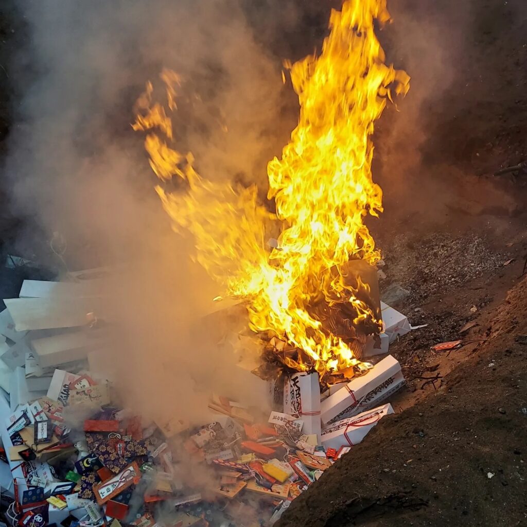 鎌数伊勢大神宮「神符焼納祭（どんと焼き）」｜旭市