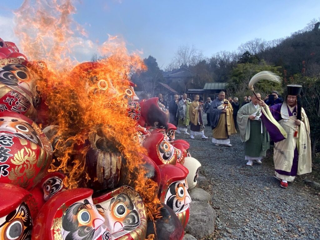 少林山達磨寺「達磨お焚き上げ供養」｜高崎市
