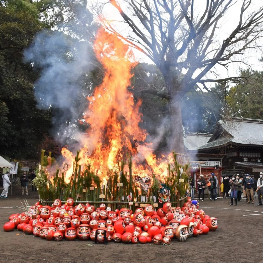 平塚八幡宮「左義長神事」｜平塚市