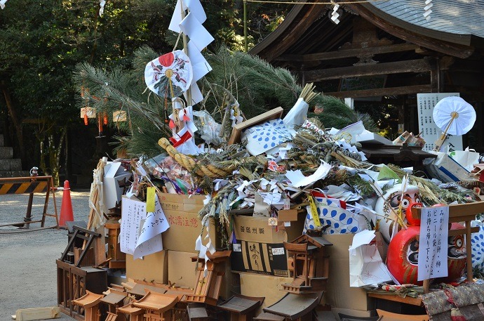 石上神宮「古神符焼納祭(大とんど)」|天理市