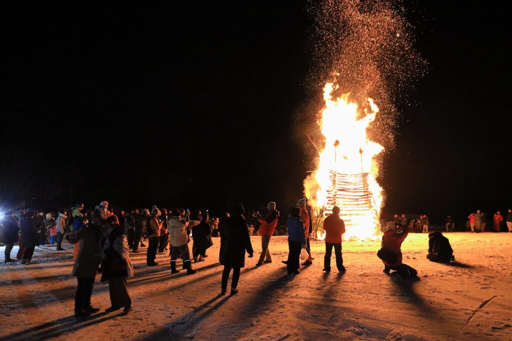 戸隠スキー場中社ゲレンデ「戸隠どんど焼き祭り」|長野市戸隠
