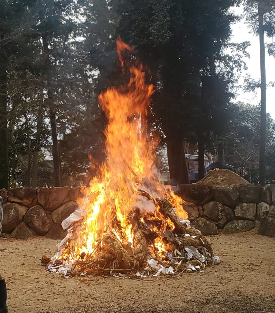 沙沙貴神社「どんど（左義長）」｜近江八幡市