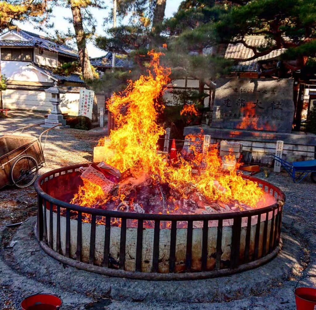 建部大社「どんど焼き」｜大津市
