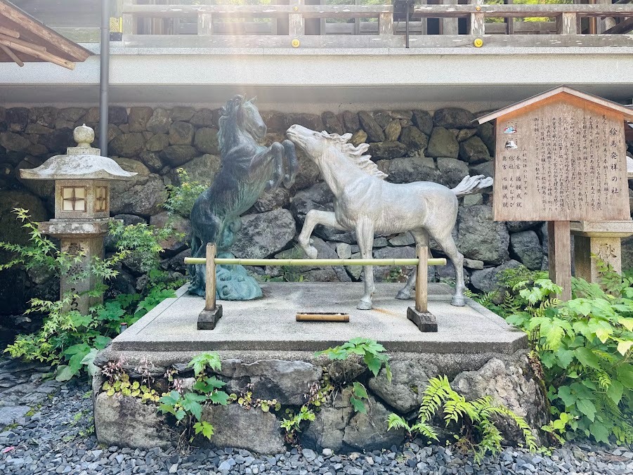 貴船神社 神馬 像